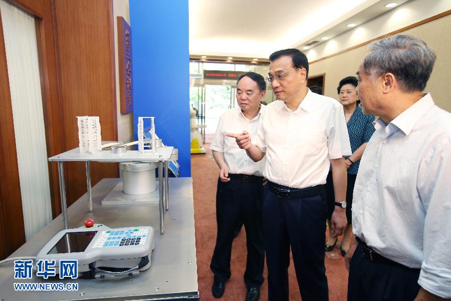 日前，中共中央政治局常委、國務院總理李克強主持國務院專題講座，討論加快發展先進制造與3D打印等問題。中共中央政治局常委、國務院副總理張高麗出席。這是8月21日，李克強等國務院領導同志觀看3D打印技術應用成果展示。 新華社記者 姚大偉 攝
