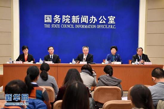 2月7日，國務院新聞辦公室在北京舉行國務院政策例行吹風會，發展改革委、教育部、財政部、衛生計生委有關負責同志和國務院新聞辦新聞發言人出席，介紹2016年人大代表建議和政協委員提案辦理相關情況，并答記者問。新華社記者 李鑫攝
